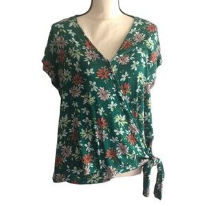 Dip green floral faux wrap top size 1X Vneck capped sleeves snap waist
